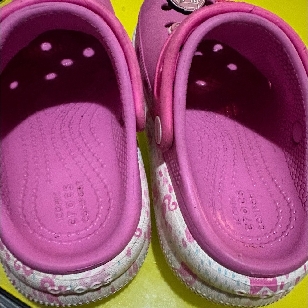 Barbie Pink Kids Crocs with Barbie Giblets - Picture 4 of 7